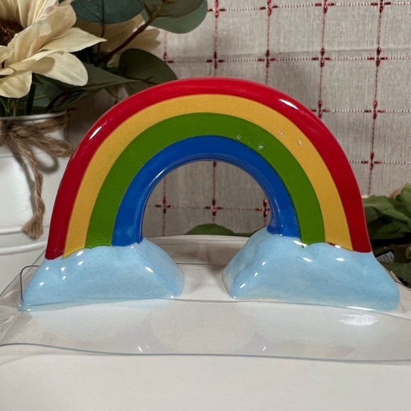 Rae Dunn Artisan Collection “Love is Blind” Figural Rainbow Topper Mug New - Picture 4 of 8